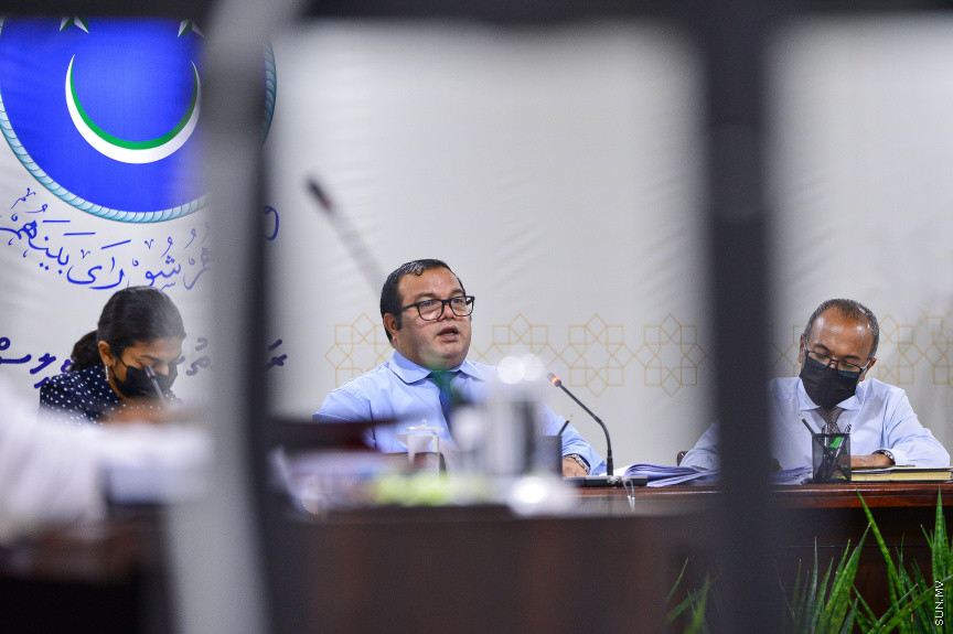 ޖުލައި 7، 2021: ރައްޔިތުންގެ މަޖިލީހުގެ ރައީސް މުހައްމަދު ނަޝީދަށް އަމާޒުކޮށް ދިން ނުރައްކާތެރި ޓެރެރިސްޓް ހަމަލާއާ ގުޅިގެން މަޖިލީހުގެ 241 ކޮމިޓީން ކުރިއަށް ގެންދިޔަ އިންކުއަރީގެ ފައިނަލް ރިޕޯޓު ފާސްކުރުމަށް ބޭއްވި ބައްދަލުވުމުގެ ތެރެއިން: މި ރިޕޯޓު ފާސްވީ ކޮމިޓީގެ އަޣުލަބިއްޔަތުން -- ސަން ފޮޓޯ/ ފަޔާޒު މޫސާ