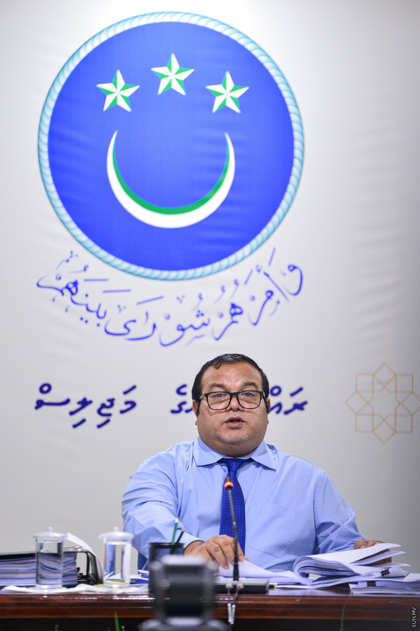 ޖުލައި 7، 2021: ރައްޔިތުންގެ މަޖިލީހުގެ ރައީސް މުހައްމަދު ނަޝީދަށް އަމާޒުކޮށް ދިން ނުރައްކާތެރި ޓެރެރިސްޓް ހަމަލާއާ ގުޅިގެން މަޖިލީހުގެ 241 ކޮމިޓީން ކުރިއަށް ގެންދިޔަ އިންކުއަރީގެ ފައިނަލް ރިޕޯޓު ފާސްކުރުމަށް ބޭއްވި ބައްދަލުވުމުގެ ތެރެއިން: މި ރިޕޯޓު ފާސްވީ ކޮމިޓީގެ އަޣުލަބިއްޔަތުން -- ސަން ފޮޓޯ/ ފަޔާޒު މޫސާ