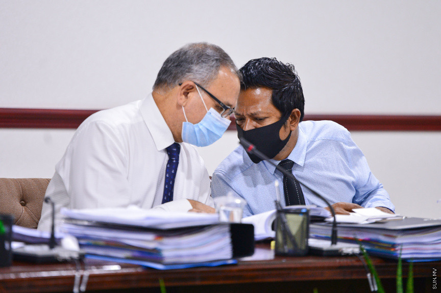 ޖުލައި 7، 2021: ރައްޔިތުންގެ މަޖިލީހުގެ ރައީސް މުހައްމަދު ނަޝީދަށް އަމާޒުކޮށް ދިން ނުރައްކާތެރި ޓެރެރިސްޓް ހަމަލާއާ ގުޅިގެން މަޖިލީހުގެ 241 ކޮމިޓީން ކުރިއަށް ގެންދިޔަ އިންކުއަރީގެ ފައިނަލް ރިޕޯޓު ފާސްކުރުމަށް ބޭއްވި ބައްދަލުވުމުގެ ތެރެއިން: މި ރިޕޯޓު ފާސްވީ ކޮމިޓީގެ އަޣުލަބިއްޔަތުން -- ސަން ފޮޓޯ/ ފަޔާޒު މޫސާ