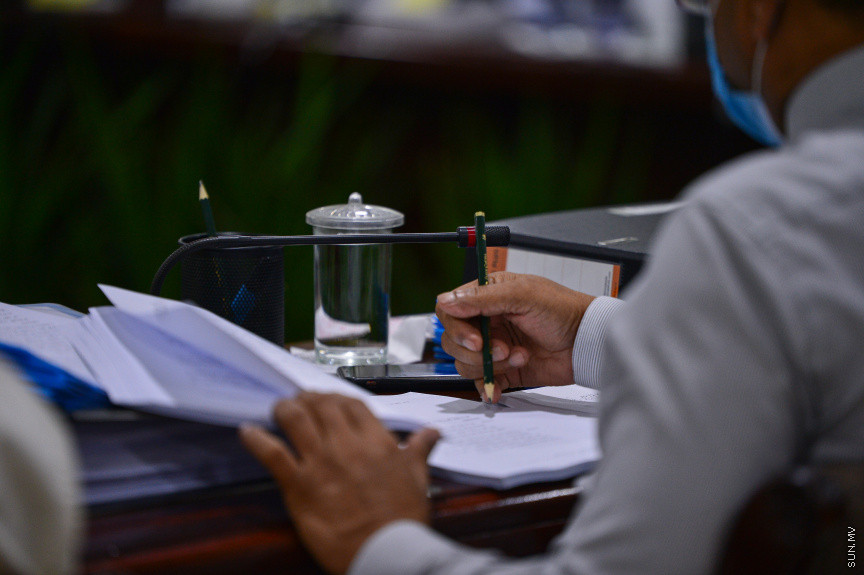 ޖުލައި 7، 2021: ރައްޔިތުންގެ މަޖިލީހުގެ ރައީސް މުހައްމަދު ނަޝީދަށް އަމާޒުކޮށް ދިން ނުރައްކާތެރި ޓެރެރިސްޓް ހަމަލާއާ ގުޅިގެން މަޖިލީހުގެ 241 ކޮމިޓީން ކުރިއަށް ގެންދިޔަ އިންކުއަރީގެ ފައިނަލް ރިޕޯޓު ފާސްކުރުމަށް ބޭއްވި ބައްދަލުވުމުގެ ތެރެއިން: މި ރިޕޯޓު ފާސްވީ ކޮމިޓީގެ އަޣުލަބިއްޔަތުން -- ސަން ފޮޓޯ/ ފަޔާޒު މޫސާ