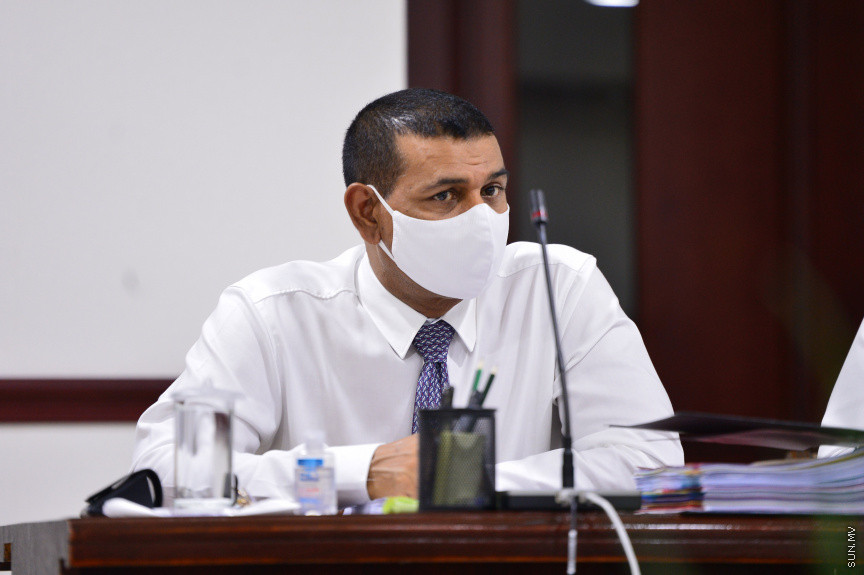 ޖުލައި 7، 2021: ރައްޔިތުންގެ މަޖިލީހުގެ ރައީސް މުހައްމަދު ނަޝީދަށް އަމާޒުކޮށް ދިން ނުރައްކާތެރި ޓެރެރިސްޓް ހަމަލާއާ ގުޅިގެން މަޖިލީހުގެ 241 ކޮމިޓީން ކުރިއަށް ގެންދިޔަ އިންކުއަރީގެ ފައިނަލް ރިޕޯޓު ފާސްކުރުމަށް ބޭއްވި ބައްދަލުވުމުގެ ތެރެއިން: މި ރިޕޯޓު ފާސްވީ ކޮމިޓީގެ އަޣުލަބިއްޔަތުން -- ސަން ފޮޓޯ/ ފަޔާޒު މޫސާ