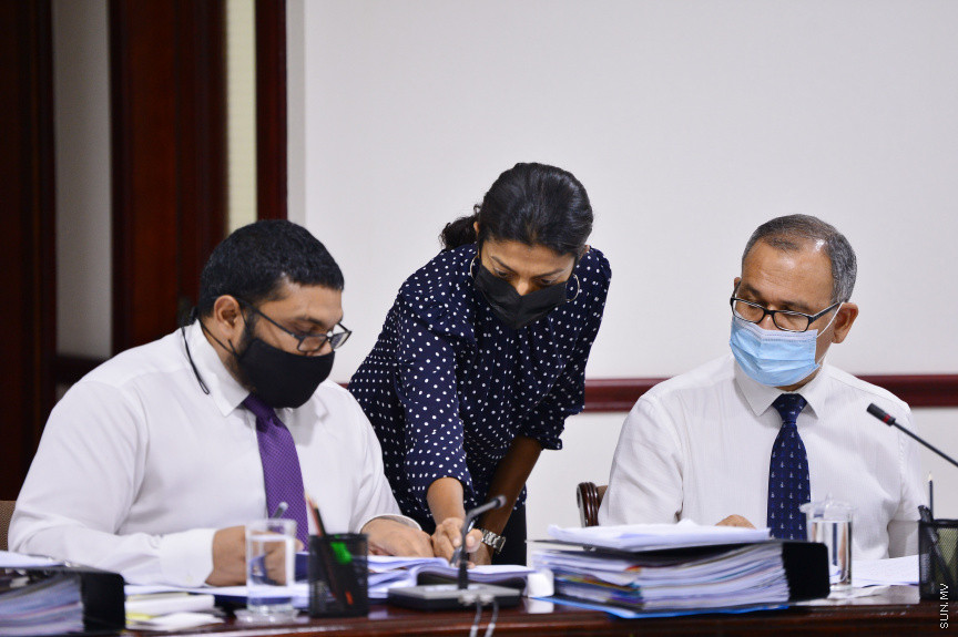 ޖުލައި 7، 2021: ރައްޔިތުންގެ މަޖިލީހުގެ ރައީސް މުހައްމަދު ނަޝީދަށް އަމާޒުކޮށް ދިން ނުރައްކާތެރި ޓެރެރިސްޓް ހަމަލާއާ ގުޅިގެން މަޖިލީހުގެ 241 ކޮމިޓީން ކުރިއަށް ގެންދިޔަ އިންކުއަރީގެ ފައިނަލް ރިޕޯޓު ފާސްކުރުމަށް ބޭއްވި ބައްދަލުވުމުގެ ތެރެއިން: މި ރިޕޯޓު ފާސްވީ ކޮމިޓީގެ އަޣުލަބިއްޔަތުން -- ސަން ފޮޓޯ/ ފަޔާޒު މޫސާ