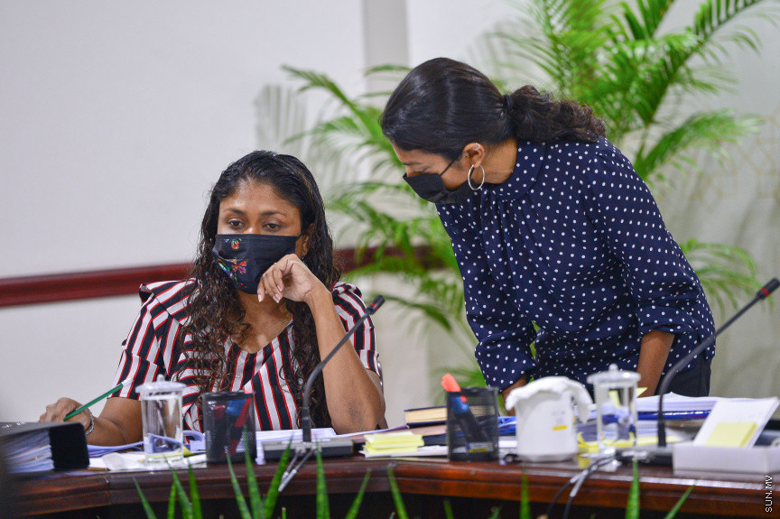 ޖުލައި 7، 2021: ރައްޔިތުންގެ މަޖިލީހުގެ ރައީސް މުހައްމަދު ނަޝީދަށް އަމާޒުކޮށް ދިން ނުރައްކާތެރި ޓެރެރިސްޓް ހަމަލާއާ ގުޅިގެން މަޖިލީހުގެ 241 ކޮމިޓީން ކުރިއަށް ގެންދިޔަ އިންކުއަރީގެ ފައިނަލް ރިޕޯޓު ފާސްކުރުމަށް ބޭއްވި ބައްދަލުވުމުގެ ތެރެއިން: މި ރިޕޯޓު ފާސްވީ ކޮމިޓީގެ އަޣުލަބިއްޔަތުން -- ސަން ފޮޓޯ/ ފަޔާޒު މޫސާ