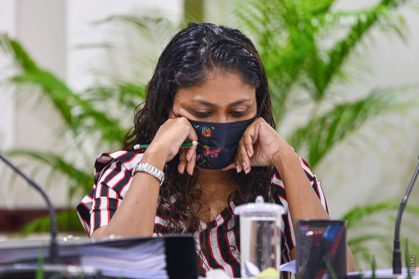 ޖުލައި 7، 2021: ރައްޔިތުންގެ މަޖިލީހުގެ ރައީސް މުހައްމަދު ނަޝީދަށް އަމާޒުކޮށް ދިން ނުރައްކާތެރި ޓެރެރިސްޓް ހަމަލާއާ ގުޅިގެން މަޖިލީހުގެ 241 ކޮމިޓީން ކުރިއަށް ގެންދިޔަ އިންކުއަރީގެ ފައިނަލް ރިޕޯޓު ފާސްކުރުމަށް ބޭއްވި ބައްދަލުވުމުގެ ތެރެއިން: މި ރިޕޯޓު ފާސްވީ ކޮމިޓީގެ އަޣުލަބިއްޔަތުން -- ސަން ފޮޓޯ/ ފަޔާޒު މޫސާ