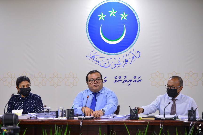 ޖުލައި 7، 2021: ރައްޔިތުންގެ މަޖިލީހުގެ ރައީސް މުހައްމަދު ނަޝީދަށް އަމާޒުކޮށް ދިން ނުރައްކާތެރި ޓެރެރިސްޓް ހަމަލާއާ ގުޅިގެން މަޖިލީހުގެ 241 ކޮމިޓީން ކުރިއަށް ގެންދިޔަ އިންކުއަރީގެ ފައިނަލް ރިޕޯޓު ފާސްކުރުމަށް ބޭއްވި ބައްދަލުވުމުގެ ތެރެއިން: މި ރިޕޯޓު ފާސްވީ ކޮމިޓީގެ އަޣުލަބިއްޔަތުން -- ސަން ފޮޓޯ/ ފަޔާޒު މޫސާ