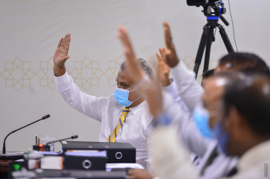 ޖުލައި 7، 2021: ރައްޔިތުންގެ މަޖިލީހުގެ ރައީސް މުހައްމަދު ނަޝީދަށް އަމާޒުކޮށް ދިން ނުރައްކާތެރި ޓެރެރިސްޓް ހަމަލާއާ ގުޅިގެން މަޖިލީހުގެ 241 ކޮމިޓީން ކުރިއަށް ގެންދިޔަ އިންކުއަރީގެ ފައިނަލް ރިޕޯޓު ފާސްކުރުމަށް ބޭއްވި ބައްދަލުވުމުގެ ތެރެއިން: މި ރިޕޯޓު ފާސްވީ ކޮމިޓީގެ އަޣުލަބިއްޔަތުން -- ސަން ފޮޓޯ/ ފަޔާޒު މޫސާ