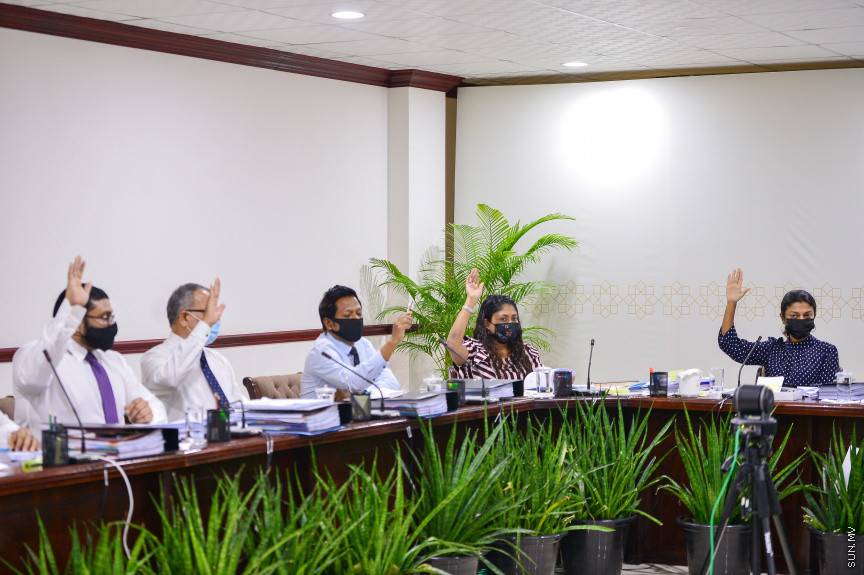 ޖުލައި 7، 2021: ރައްޔިތުންގެ މަޖިލީހުގެ ރައީސް މުހައްމަދު ނަޝީދަށް އަމާޒުކޮށް ދިން ނުރައްކާތެރި ޓެރެރިސްޓް ހަމަލާއާ ގުޅިގެން މަޖިލީހުގެ 241 ކޮމިޓީން ކުރިއަށް ގެންދިޔަ އިންކުއަރީގެ ފައިނަލް ރިޕޯޓު ފާސްކުރުމަށް ބޭއްވި ބައްދަލުވުމުގެ ތެރެއިން: މި ރިޕޯޓު ފާސްވީ ކޮމިޓީގެ އަޣުލަބިއްޔަތުން -- ސަން ފޮޓޯ/ ފަޔާޒު މޫސާ