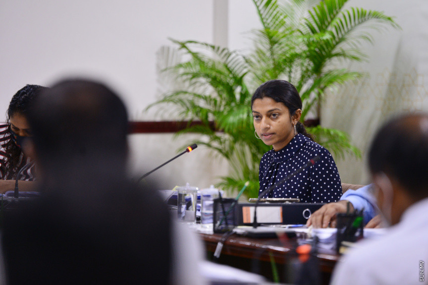 ޖުލައި 7، 2021: ރައްޔިތުންގެ މަޖިލީހުގެ ރައީސް މުހައްމަދު ނަޝީދަށް އަމާޒުކޮށް ދިން ނުރައްކާތެރި ޓެރެރިސްޓް ހަމަލާއާ ގުޅިގެން މަޖިލީހުގެ 241 ކޮމިޓީން ކުރިއަށް ގެންދިޔަ އިންކުއަރީގެ ފައިނަލް ރިޕޯޓު ފާސްކުރުމަށް ބޭއްވި ބައްދަލުވުމުގެ ތެރެއިން: މި ރިޕޯޓު ފާސްވީ ކޮމިޓީގެ އަޣުލަބިއްޔަތުން -- ސަން ފޮޓޯ/ ފަޔާޒު މޫސާ