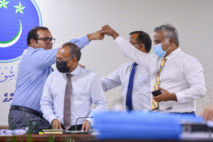 ޖުލައި 7، 2021: ރައްޔިތުންގެ މަޖިލީހުގެ ރައީސް މުހައްމަދު ނަޝީދަށް އަމާޒުކޮށް ދިން ނުރައްކާތެރި ޓެރެރިސްޓް ހަމަލާއާ ގުޅިގެން މަޖިލީހުގެ 241 ކޮމިޓީން ކުރިއަށް ގެންދިޔަ އިންކުއަރީގެ ފައިނަލް ރިޕޯޓު ފާސްކުރުމަށް ބޭއްވި ބައްދަލުވުމުގެ ތެރެއިން: މި ރިޕޯޓު ފާސްވީ ކޮމިޓީގެ އަޣުލަބިއްޔަތުން -- ސަން ފޮޓޯ/ ފަޔާޒު މޫސާ