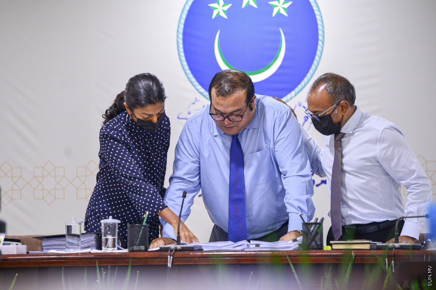 ޖުލައި 7، 2021: ރައްޔިތުންގެ މަޖިލީހުގެ ރައީސް މުހައްމަދު ނަޝީދަށް އަމާޒުކޮށް ދިން ނުރައްކާތެރި ޓެރެރިސްޓް ހަމަލާއާ ގުޅިގެން މަޖިލީހުގެ 241 ކޮމިޓީން ކުރިއަށް ގެންދިޔަ އިންކުއަރީގެ ފައިނަލް ރިޕޯޓު ފާސްކުރުމަށް ބޭއްވި ބައްދަލުވުމުގެ ތެރެއިން: މި ރިޕޯޓު ފާސްވީ ކޮމިޓީގެ އަޣުލަބިއްޔަތުން -- ސަން ފޮޓޯ/ ފަޔާޒު މޫސާ