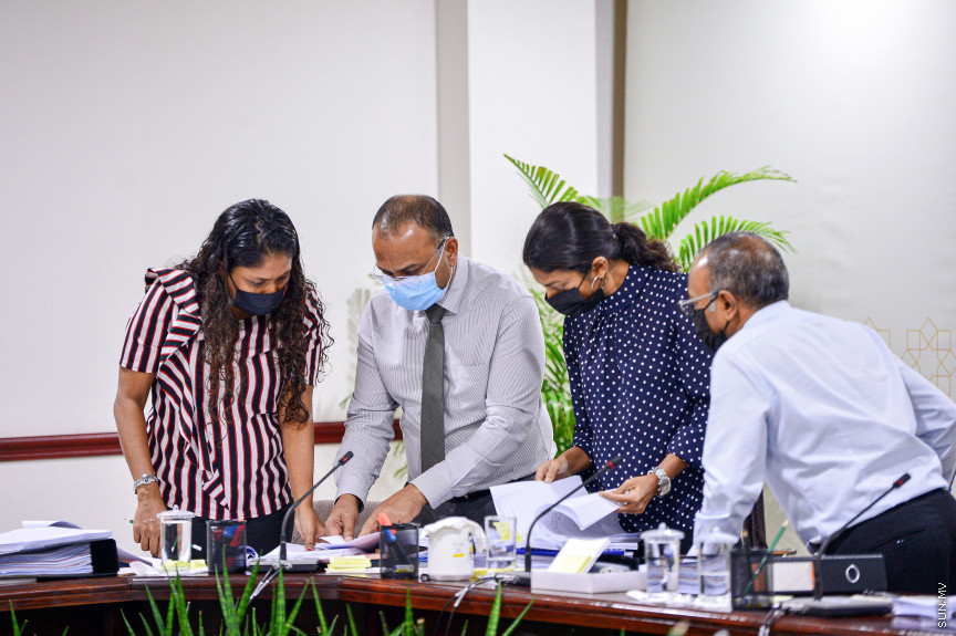 ޖުލައި 7، 2021: ރައްޔިތުންގެ މަޖިލީހުގެ ރައީސް މުހައްމަދު ނަޝީދަށް އަމާޒުކޮށް ދިން ނުރައްކާތެރި ޓެރެރިސްޓް ހަމަލާއާ ގުޅިގެން މަޖިލީހުގެ 241 ކޮމިޓީން ކުރިއަށް ގެންދިޔަ އިންކުއަރީގެ ފައިނަލް ރިޕޯޓު ފާސްކުރުމަށް ބޭއްވި ބައްދަލުވުމުގެ ތެރެއިން: މި ރިޕޯޓު ފާސްވީ ކޮމިޓީގެ އަޣުލަބިއްޔަތުން -- ސަން ފޮޓޯ/ ފަޔާޒު މޫސާ