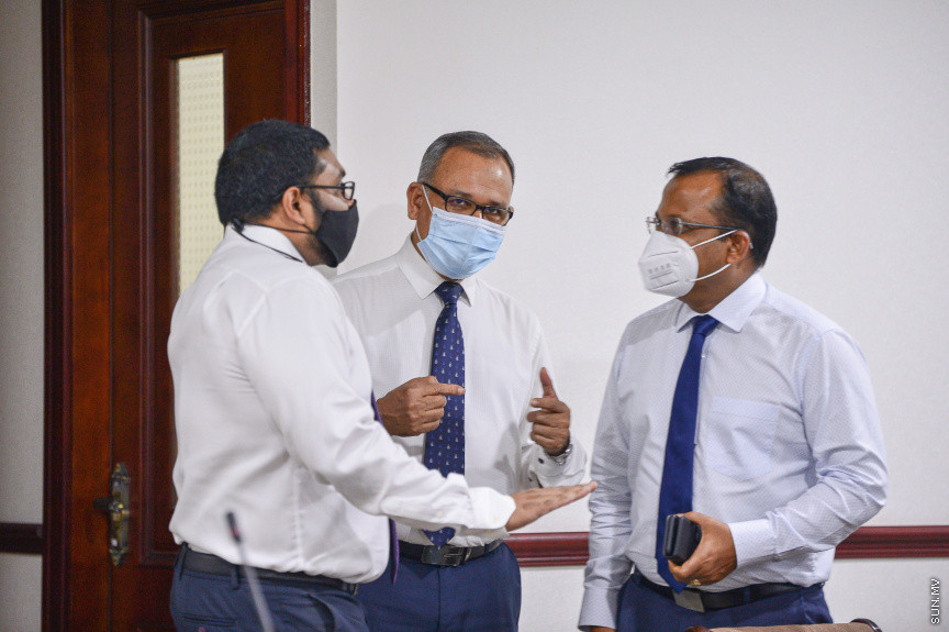 ޖުލައި 7، 2021: ރައްޔިތުންގެ މަޖިލީހުގެ ރައީސް މުހައްމަދު ނަޝީދަށް އަމާޒުކޮށް ދިން ނުރައްކާތެރި ޓެރެރިސްޓް ހަމަލާއާ ގުޅިގެން މަޖިލީހުގެ 241 ކޮމިޓީން ކުރިއަށް ގެންދިޔަ އިންކުއަރީގެ ފައިނަލް ރިޕޯޓު ފާސްކުރުމަށް ބޭއްވި ބައްދަލުވުމުގެ ތެރެއިން: މި ރިޕޯޓު ފާސްވީ ކޮމިޓީގެ އަޣުލަބިއްޔަތުން -- ސަން ފޮޓޯ/ ފަޔާޒު މޫސާ
