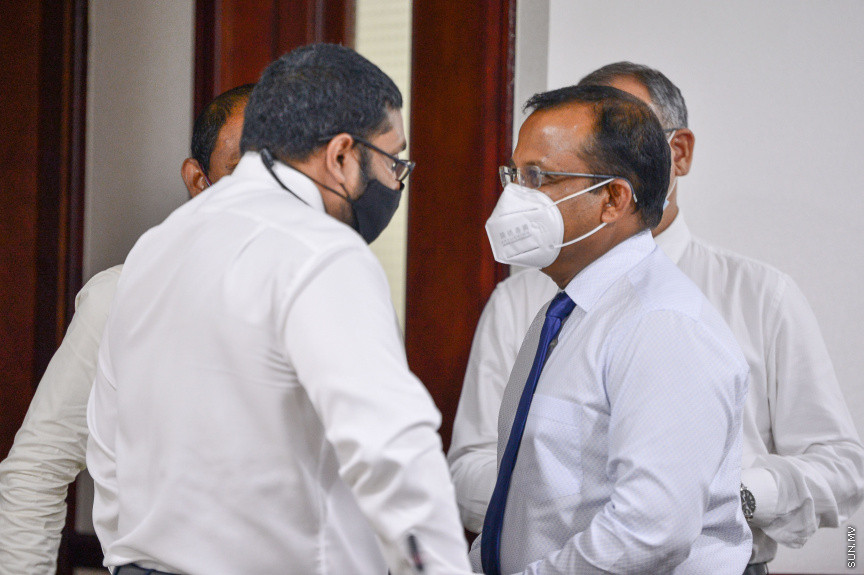 ޖުލައި 7، 2021: ރައްޔިތުންގެ މަޖިލީހުގެ ރައީސް މުހައްމަދު ނަޝީދަށް އަމާޒުކޮށް ދިން ނުރައްކާތެރި ޓެރެރިސްޓް ހަމަލާއާ ގުޅިގެން މަޖިލީހުގެ 241 ކޮމިޓީން ކުރިއަށް ގެންދިޔަ އިންކުއަރީގެ ފައިނަލް ރިޕޯޓު ފާސްކުރުމަށް ބޭއްވި ބައްދަލުވުމުގެ ތެރެއިން: މި ރިޕޯޓު ފާސްވީ ކޮމިޓީގެ އަޣުލަބިއްޔަތުން -- ސަން ފޮޓޯ/ ފަޔާޒު މޫސާ