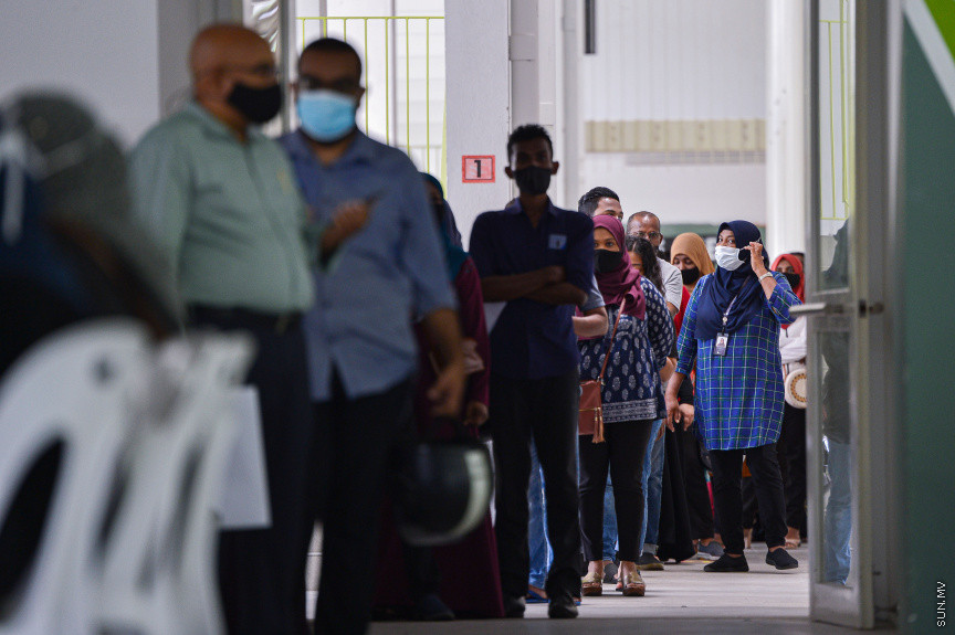 ޖުލައި 14، 2021: ހިޔާ މަޝްރޫއުގެ ދަށުން ހުޅުމާލެ ފޭސް ދޭއްގައި އިމާރާތްކޮށްފައިވާ ފުލެޓުތަކަށް ހޮވިފައިވާ ފަރާތްތަކާއިއެކު އެއްބަސްވުމުގައި ސޮއިކުރުމާއި އެކު ފްލެޓްގެ ތަޅުދަނޑި ހަވާލުކުރުން -- ސަން ފޮޓޯ/ ފަޔާޒު މޫސާ