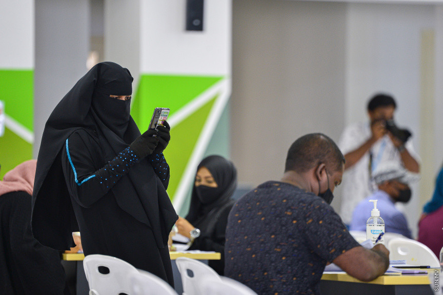 ޖުލައި 14، 2021: ހިޔާ މަޝްރޫއުގެ ދަށުން ހުޅުމާލެ ފޭސް ދޭއްގައި އިމާރާތްކޮށްފައިވާ ފުލެޓުތަކަށް ހޮވިފައިވާ ފަރާތްތަކާއިއެކު އެއްބަސްވުމުގައި ސޮއިކުރުމާއި އެކު ފްލެޓްގެ ތަޅުދަނޑި ހަވާލުކުރުން -- ސަން ފޮޓޯ/ ފަޔާޒު މޫސާ