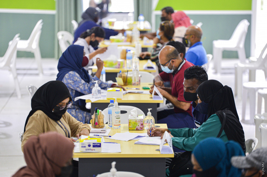 ޖުލައި 14، 2021: ހިޔާ މަޝްރޫއުގެ ދަށުން ހުޅުމާލެ ފޭސް ދޭއްގައި އިމާރާތްކޮށްފައިވާ ފުލެޓުތަކަށް ހޮވިފައިވާ ފަރާތްތަކާއިއެކު އެއްބަސްވުމުގައި ސޮއިކުރުމާއި އެކު ފްލެޓްގެ ތަޅުދަނޑި ހަވާލުކުރުން -- ސަން ފޮޓޯ/ ފަޔާޒު މޫސާ