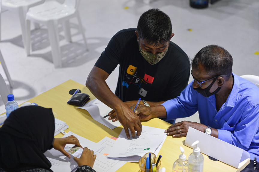 ޖުލައި 14، 2021: ހިޔާ މަޝްރޫއުގެ ދަށުން ހުޅުމާލެ ފޭސް ދޭއްގައި އިމާރާތްކޮށްފައިވާ ފުލެޓުތަކަށް ހޮވިފައިވާ ފަރާތްތަކާއިއެކު އެއްބަސްވުމުގައި ސޮއިކުރުމާއި އެކު ފްލެޓްގެ ތަޅުދަނޑި ހަވާލުކުރުން -- ސަން ފޮޓޯ/ ފަޔާޒު މޫސާ