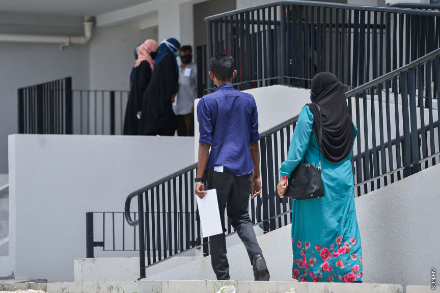ޖުލައި 14، 2021: ހިޔާ މަޝްރޫއުގެ ދަށުން ހުޅުމާލެ ފޭސް ދޭއްގައި އިމާރާތްކޮށްފައިވާ ފުލެޓުތަކަށް ހޮވިފައިވާ ފަރާތްތަކާއިއެކު އެއްބަސްވުމުގައި ސޮއިކުރުމާއި އެކު ފްލެޓްގެ ތަޅުދަނޑި ހަވާލުކުރުން -- ސަން ފޮޓޯ/ ފަޔާޒު މޫސާ