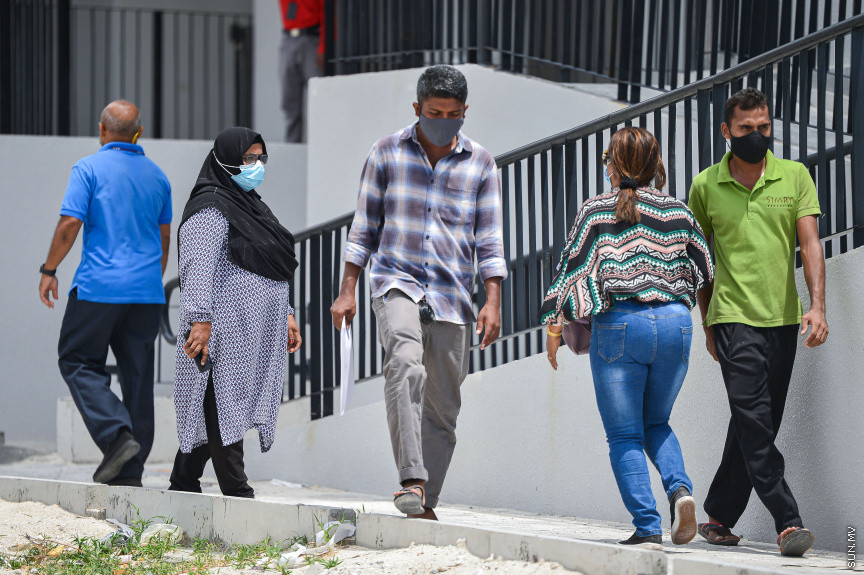 ޖުލައި 14، 2021: ހިޔާ މަޝްރޫއުގެ ދަށުން ހުޅުމާލެ ފޭސް ދޭއްގައި އިމާރާތްކޮށްފައިވާ ފުލެޓުތަކަށް ހޮވިފައިވާ ފަރާތްތަކާއިއެކު އެއްބަސްވުމުގައި ސޮއިކުރުމާއި އެކު ފްލެޓްގެ ތަޅުދަނޑި ހަވާލުކުރުން -- ސަން ފޮޓޯ/ ފަޔާޒު މޫސާ