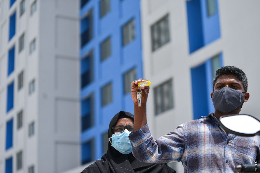 ޖުލައި 14، 2021: ހިޔާ މަޝްރޫއުގެ ދަށުން ހުޅުމާލެ ފޭސް ދޭއްގައި އިމާރާތްކޮށްފައިވާ ފުލެޓުތަކަށް ހޮވިފައިވާ ފަރާތްތަކާއިއެކު އެއްބަސްވުމުގައި ސޮއިކުރުމާއި އެކު ފްލެޓްގެ ތަޅުދަނޑި ހަވާލުކުރުން -- ސަން ފޮޓޯ/ ފަޔާޒު މޫސާ