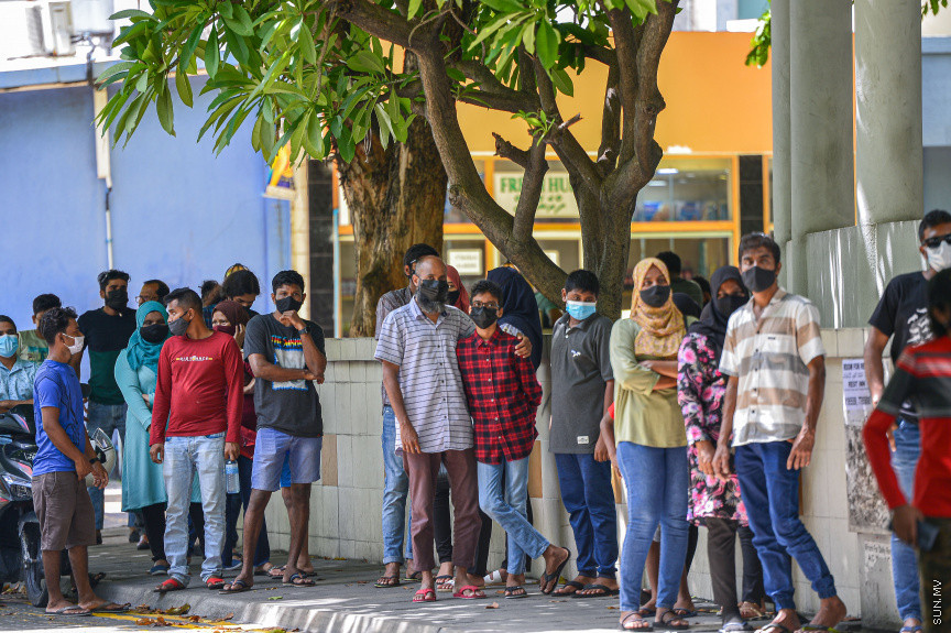 ޖުލައި 15، 2021: މާލެ ސަރަހައްދުގައި ކޮވިޑްގެ ފިޔަވަޅުތަކަށް ދިން ލުއިތަކާއެކު އެޗްޕީއޭގެ ރެންޑަމް ސާމްޕަލް ނެގުން ވަނީ އިންތިހާއަށް އިތުރުވެފައެވެ. ރެންޑަމް ސާމްޕަލް ނެގުން މެކުހަށް އިތުރުވެފައިވާއިރު މީގެ ކުރިން މާލެ ސަރަހައްދުގައި ރެންޑަމް ސާމްޕަލް ނަގަން މީހުން ދެކޮޅު ހަދާކަމުގެ ވާހަކަތަކެއްވެސް ވަނީ ފެންމަތިވެފައެވެ. އެހެންނަމަވެސް މިހާރު މަގުމަތިން ރެންޑަމް ސާމްޕަލް ނަގާ އެޗްޕީއޭގެ ޓީމުތައް ކައިރީ ދިގު ކިއުތަކުގައި މީހުން ތިބޭތަން ދަނީ ފެންނަމުންނެވެ. -- ސަން ފޮޓޯ/ފަޔާޒް މޫސާ