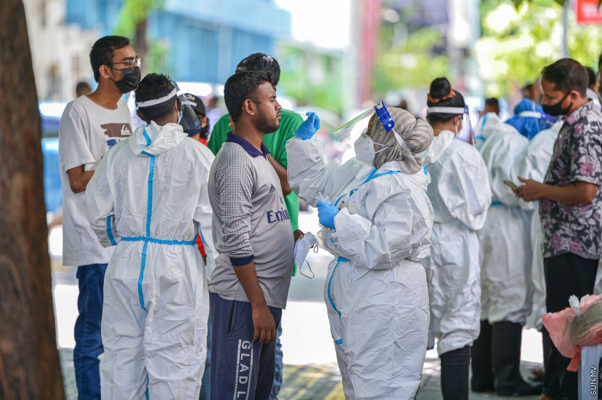 ޖުލައި 15، 2021: މާލެ ސަރަހައްދުގައި ކޮވިޑްގެ ފިޔަވަޅުތަކަށް ދިން ލުއިތަކާއެކު އެޗްޕީއޭގެ ރެންޑަމް ސާމްޕަލް ނެގުން ވަނީ އިންތިހާއަށް އިތުރުވެފައެވެ. ރެންޑަމް ސާމްޕަލް ނެގުން މެކުހަށް އިތުރުވެފައިވާއިރު މީގެ ކުރިން މާލެ ސަރަހައްދުގައި ރެންޑަމް ސާމްޕަލް ނަގަން މީހުން ދެކޮޅު ހަދާކަމުގެ ވާހަކަތަކެއްވެސް ވަނީ ފެންމަތިވެފައެވެ. އެހެންނަމަވެސް މިހާރު މަގުމަތިން ރެންޑަމް ސާމްޕަލް ނަގާ އެޗްޕީއޭގެ ޓީމުތައް ކައިރީ ދިގު ކިއުތަކުގައި މީހުން ތިބޭތަން ދަނީ ފެންނަމުންނެވެ. -- ސަން ފޮޓޯ/ފަޔާޒް މޫސާ