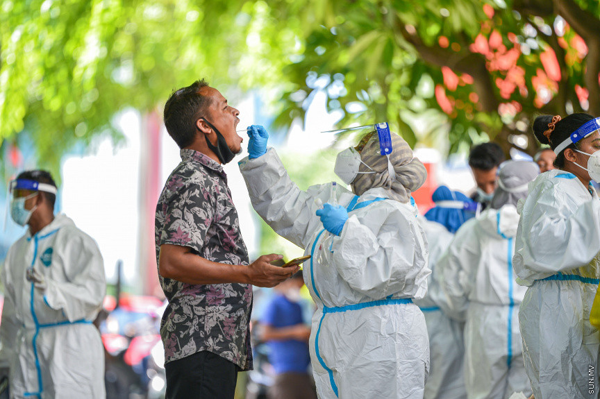 ޖުލައި 15، 2021: މާލެ ސަރަހައްދުގައި ކޮވިޑްގެ ފިޔަވަޅުތަކަށް ދިން ލުއިތަކާއެކު އެޗްޕީއޭގެ ރެންޑަމް ސާމްޕަލް ނެގުން ވަނީ އިންތިހާއަށް އިތުރުވެފައެވެ. ރެންޑަމް ސާމްޕަލް ނެގުން މެކުހަށް އިތުރުވެފައިވާއިރު މީގެ ކުރިން މާލެ ސަރަހައްދުގައި ރެންޑަމް ސާމްޕަލް ނަގަން މީހުން ދެކޮޅު ހަދާކަމުގެ ވާހަކަތަކެއްވެސް ވަނީ ފެންމަތިވެފައެވެ. އެހެންނަމަވެސް މިހާރު މަގުމަތިން ރެންޑަމް ސާމްޕަލް ނަގާ އެޗްޕީއޭގެ ޓީމުތައް ކައިރީ ދިގު ކިއުތަކުގައި މީހުން ތިބޭތަން ދަނީ ފެންނަމުންނެވެ. -- ސަން ފޮޓޯ/ފަޔާޒް މޫސާ
