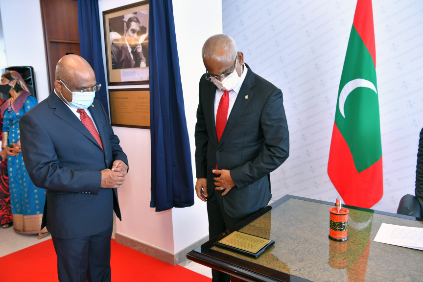 ޖުލައި 15، 2021: ފޮރިން މިނިސްޓްރީ އިމާރާތް މަރާމާތުކޮށް, "ފަތުހުالله ޖަމީލް ބިލްޑިންގ"ގެ ނަމުގައި އެތަން ރަސްމީކޮށް އިފްތިތާހުކުރުމަށް ބޭއްވި ރަސްމިއްޔާތުގެ ތެރެއިން -- ފޮޓޯ/ ރައީސް އޮފީސް