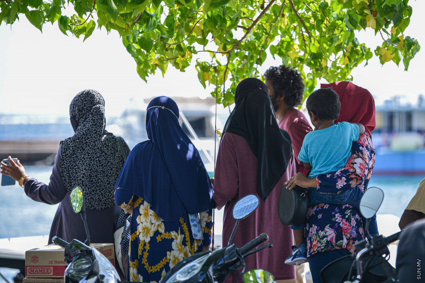 ޖުލައި 16، 2021: ރާއްޖޭގައި މިހާތަނަށް ފެނުނު އެންމެ ބޮޑު އަދި ބިޔަ ކޮވިޑް-19ގެ ރާޅު ތަހައްމަލުކުރުމަށްފަހު އާންމުންގެ ގިނަ ބަޔަކު ދަނީ ސަރުކާރުގެ ކަމާބެހޭ އިދާރާތަކުން ދިން ލުއިތަކާއެކު ބޮޑު ހިނިތުންވުމަކާއެކު ރަށްރަށަށް ދަތުރުކުރަން ފޮށިދަބަސް ޕެކްކޮށްގެން ބޯޓުތަކާ ދިމާލަށް މިސްރާބު ޖަހަމުންނެވެ. ކޮންމެ މީހެއްގެ މޫނުމަތިންވެސް ބޮޑު އީދާއި މިނިވަން ދުވަހަށް ލިބުނު ޗުއްޓީކޮޅު އާއިލާއާއެކު ހިތްފަސޭހަކަމާއެކު އަމިއްލަ ރަށުގައި ހޭދަކޮށްލަން ލިބުނީތީ ފެންނަނީ އުފާވެރިކަމެވެ. &mdash; ސަން ފޮޓޯ/ ފަޔާޒް މޫސާ