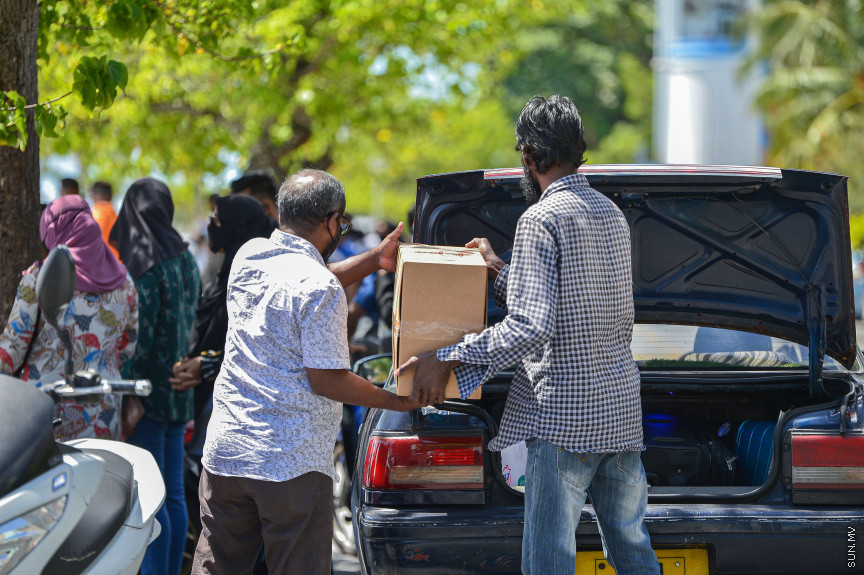 ޖުލައި 16، 2021: ރާއްޖޭގައި މިހާތަނަށް ފެނުނު އެންމެ ބޮޑު އަދި ބިޔަ ކޮވިޑް-19ގެ ރާޅު ތަހައްމަލުކުރުމަށްފަހު އާންމުންގެ ގިނަ ބަޔަކު ދަނީ ސަރުކާރުގެ ކަމާބެހޭ އިދާރާތަކުން ދިން ލުއިތަކާއެކު ބޮޑު ހިނިތުންވުމަކާއެކު ރަށްރަށަށް ދަތުރުކުރަން ފޮށިދަބަސް ޕެކްކޮށްގެން ބޯޓުތަކާ ދިމާލަށް މިސްރާބު ޖަހަމުންނެވެ. ކޮންމެ މީހެއްގެ މޫނުމަތިންވެސް ބޮޑު އީދާއި މިނިވަން ދުވަހަށް ލިބުނު ޗުއްޓީކޮޅު އާއިލާއާއެކު ހިތްފަސޭހަކަމާއެކު އަމިއްލަ ރަށުގައި ހޭދަކޮށްލަން ލިބުނީތީ ފެންނަނީ އުފާވެރިކަމެވެ. &mdash; ސަން ފޮޓޯ/ ފަޔާޒް މޫސާ