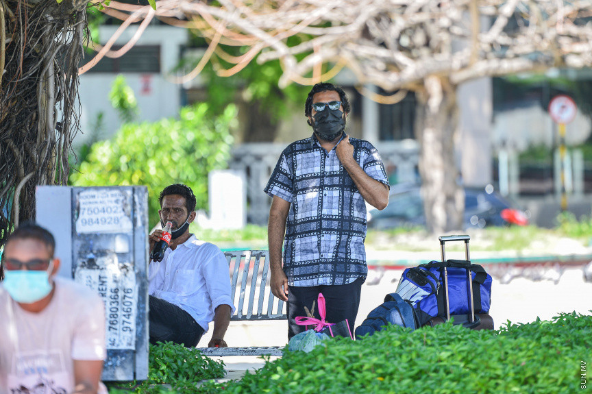ޖުލައި 16، 2021: ރާއްޖޭގައި މިހާތަނަށް ފެނުނު އެންމެ ބޮޑު އަދި ބިޔަ ކޮވިޑް-19ގެ ރާޅު ތަހައްމަލުކުރުމަށްފަހު އާންމުންގެ ގިނަ ބަޔަކު ދަނީ ސަރުކާރުގެ ކަމާބެހޭ އިދާރާތަކުން ދިން ލުއިތަކާއެކު ބޮޑު ހިނިތުންވުމަކާއެކު ރަށްރަށަށް ދަތުރުކުރަން ފޮށިދަބަސް ޕެކްކޮށްގެން ބޯޓުތަކާ ދިމާލަށް މިސްރާބު ޖަހަމުންނެވެ. ކޮންމެ މީހެއްގެ މޫނުމަތިންވެސް ބޮޑު އީދާއި މިނިވަން ދުވަހަށް ލިބުނު ޗުއްޓީކޮޅު އާއިލާއާއެކު ހިތްފަސޭހަކަމާއެކު އަމިއްލަ ރަށުގައި ހޭދަކޮށްލަން ލިބުނީތީ ފެންނަނީ އުފާވެރިކަމެވެ. &mdash; ސަން ފޮޓޯ/ ފަޔާޒް މޫސާ