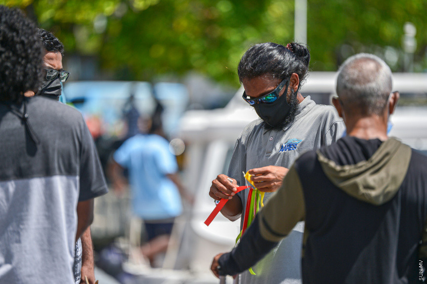 ޖުލައި 16، 2021: ރާއްޖޭގައި މިހާތަނަށް ފެނުނު އެންމެ ބޮޑު އަދި ބިޔަ ކޮވިޑް-19ގެ ރާޅު ތަހައްމަލުކުރުމަށްފަހު އާންމުންގެ ގިނަ ބަޔަކު ދަނީ ސަރުކާރުގެ ކަމާބެހޭ އިދާރާތަކުން ދިން ލުއިތަކާއެކު ބޮޑު ހިނިތުންވުމަކާއެކު ރަށްރަށަށް ދަތުރުކުރަން ފޮށިދަބަސް ޕެކްކޮށްގެން ބޯޓުތަކާ ދިމާލަށް މިސްރާބު ޖަހަމުންނެވެ. ކޮންމެ މީހެއްގެ މޫނުމަތިންވެސް ބޮޑު އީދާއި މިނިވަން ދުވަހަށް ލިބުނު ޗުއްޓީކޮޅު އާއިލާއާއެކު ހިތްފަސޭހަކަމާއެކު އަމިއްލަ ރަށުގައި ހޭދަކޮށްލަން ލިބުނީތީ ފެންނަނީ އުފާވެރިކަމެވެ. &mdash; ސަން ފޮޓޯ/ ފަޔާޒް މޫސާ