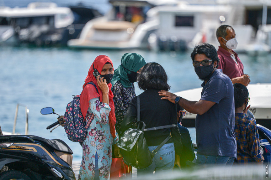 ޖުލައި 16، 2021: ރާއްޖޭގައި މިހާތަނަށް ފެނުނު އެންމެ ބޮޑު އަދި ބިޔަ ކޮވިޑް-19ގެ ރާޅު ތަހައްމަލުކުރުމަށްފަހު އާންމުންގެ ގިނަ ބަޔަކު ދަނީ ސަރުކާރުގެ ކަމާބެހޭ އިދާރާތަކުން ދިން ލުއިތަކާއެކު ބޮޑު ހިނިތުންވުމަކާއެކު ރަށްރަށަށް ދަތުރުކުރަން ފޮށިދަބަސް ޕެކްކޮށްގެން ބޯޓުތަކާ ދިމާލަށް މިސްރާބު ޖަހަމުންނެވެ. ކޮންމެ މީހެއްގެ މޫނުމަތިންވެސް ބޮޑު އީދާއި މިނިވަން ދުވަހަށް ލިބުނު ޗުއްޓީކޮޅު އާއިލާއާއެކު ހިތްފަސޭހަކަމާއެކު އަމިއްލަ ރަށުގައި ހޭދަކޮށްލަން ލިބުނީތީ ފެންނަނީ އުފާވެރިކަމެވެ. &mdash; ސަން ފޮޓޯ/ ފަޔާޒް މޫސާ