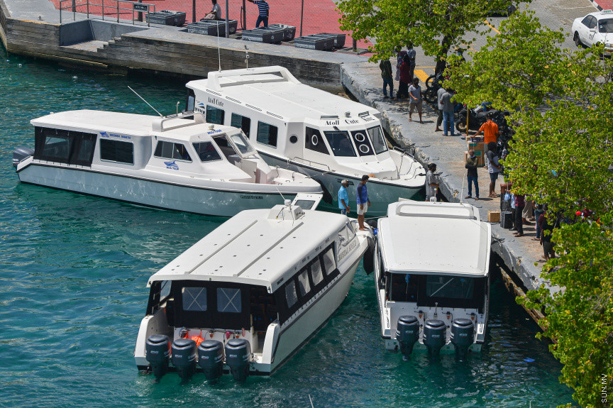 ޖުލައި 16، 2021: ރާއްޖޭގައި މިހާތަނަށް ފެނުނު އެންމެ ބޮޑު އަދި ބިޔަ ކޮވިޑް-19ގެ ރާޅު ތަހައްމަލުކުރުމަށްފަހު އާންމުންގެ ގިނަ ބަޔަކު ދަނީ ސަރުކާރުގެ ކަމާބެހޭ އިދާރާތަކުން ދިން ލުއިތަކާއެކު ބޮޑު ހިނިތުންވުމަކާއެކު ރަށްރަށަށް ދަތުރުކުރަން ފޮށިދަބަސް ޕެކްކޮށްގެން ބޯޓުތަކާ ދިމާލަށް މިސްރާބު ޖަހަމުންނެވެ. ކޮންމެ މީހެއްގެ މޫނުމަތިންވެސް ބޮޑު އީދާއި މިނިވަން ދުވަހަށް ލިބުނު ޗުއްޓީކޮޅު އާއިލާއާއެކު ހިތްފަސޭހަކަމާއެކު އަމިއްލަ ރަށުގައި ހޭދަކޮށްލަން ލިބުނީތީ ފެންނަނީ އުފާވެރިކަމެވެ. &mdash; ސަން ފޮޓޯ/ ފަޔާޒް މޫސާ