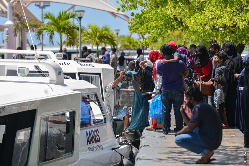 ޖުލައި 16، 2021: ރާއްޖޭގައި މިހާތަނަށް ފެނުނު އެންމެ ބޮޑު އަދި ބިޔަ ކޮވިޑް-19ގެ ރާޅު ތަހައްމަލުކުރުމަށްފަހު އާންމުންގެ ގިނަ ބަޔަކު ދަނީ ސަރުކާރުގެ ކަމާބެހޭ އިދާރާތަކުން ދިން ލުއިތަކާއެކު ބޮޑު ހިނިތުންވުމަކާއެކު ރަށްރަށަށް ދަތުރުކުރަން ފޮށިދަބަސް ޕެކްކޮށްގެން ބޯޓުތަކާ ދިމާލަށް މިސްރާބު ޖަހަމުންނެވެ. ކޮންމެ މީހެއްގެ މޫނުމަތިންވެސް ބޮޑު އީދާއި މިނިވަން ދުވަހަށް ލިބުނު ޗުއްޓީކޮޅު އާއިލާއާއެކު ހިތްފަސޭހަކަމާއެކު އަމިއްލަ ރަށުގައި ހޭދަކޮށްލަން ލިބުނީތީ ފެންނަނީ އުފާވެރިކަމެވެ. &mdash; ސަން ފޮޓޯ/ ފަޔާޒް މޫސާ