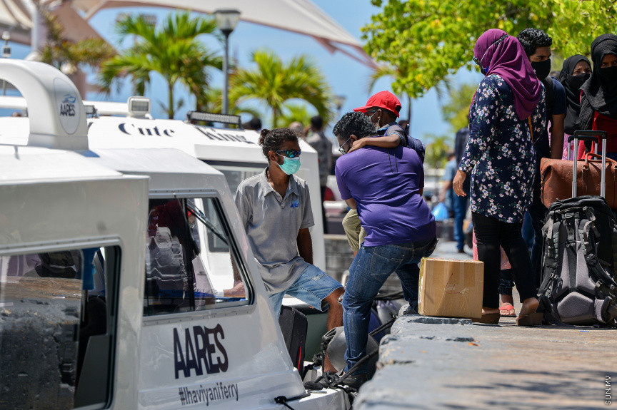 ޖުލައި 16، 2021: ރާއްޖޭގައި މިހާތަނަށް ފެނުނު އެންމެ ބޮޑު އަދި ބިޔަ ކޮވިޑް-19ގެ ރާޅު ތަހައްމަލުކުރުމަށްފަހު އާންމުންގެ ގިނަ ބަޔަކު ދަނީ ސަރުކާރުގެ ކަމާބެހޭ އިދާރާތަކުން ދިން ލުއިތަކާއެކު ބޮޑު ހިނިތުންވުމަކާއެކު ރަށްރަށަށް ދަތުރުކުރަން ފޮށިދަބަސް ޕެކްކޮށްގެން ބޯޓުތަކާ ދިމާލަށް މިސްރާބު ޖަހަމުންނެވެ. ކޮންމެ މީހެއްގެ މޫނުމަތިންވެސް ބޮޑު އީދާއި މިނިވަން ދުވަހަށް ލިބުނު ޗުއްޓީކޮޅު އާއިލާއާއެކު ހިތްފަސޭހަކަމާއެކު އަމިއްލަ ރަށުގައި ހޭދަކޮށްލަން ލިބުނީތީ ފެންނަނީ އުފާވެރިކަމެވެ. &mdash; ސަން ފޮޓޯ/ ފަޔާޒް މޫސާ