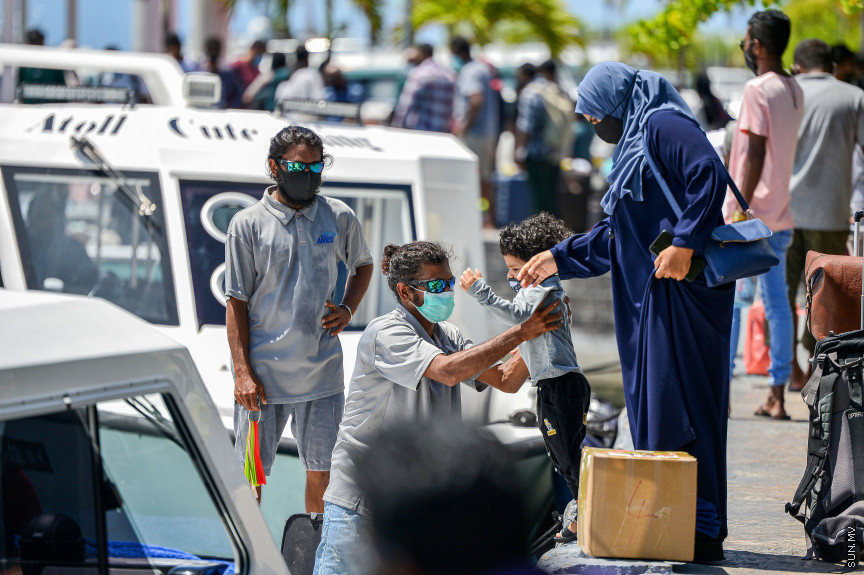ޖުލައި 16، 2021: ރާއްޖޭގައި މިހާތަނަށް ފެނުނު އެންމެ ބޮޑު އަދި ބިޔަ ކޮވިޑް-19ގެ ރާޅު ތަހައްމަލުކުރުމަށްފަހު އާންމުންގެ ގިނަ ބަޔަކު ދަނީ ސަރުކާރުގެ ކަމާބެހޭ އިދާރާތަކުން ދިން ލުއިތަކާއެކު ބޮޑު ހިނިތުންވުމަކާއެކު ރަށްރަށަށް ދަތުރުކުރަން ފޮށިދަބަސް ޕެކްކޮށްގެން ބޯޓުތަކާ ދިމާލަށް މިސްރާބު ޖަހަމުންނެވެ. ކޮންމެ މީހެއްގެ މޫނުމަތިންވެސް ބޮޑު އީދާއި މިނިވަން ދުވަހަށް ލިބުނު ޗުއްޓީކޮޅު އާއިލާއާއެކު ހިތްފަސޭހަކަމާއެކު އަމިއްލަ ރަށުގައި ހޭދަކޮށްލަން ލިބުނީތީ ފެންނަނީ އުފާވެރިކަމެވެ. &mdash; ސަން ފޮޓޯ/ ފަޔާޒް މޫސާ