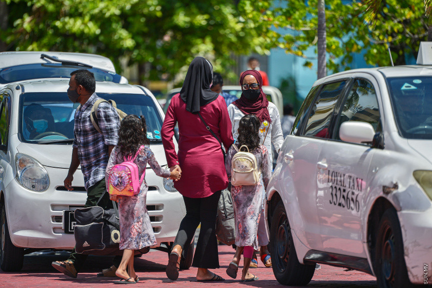 ޖުލައި 16، 2021: ރާއްޖޭގައި މިހާތަނަށް ފެނުނު އެންމެ ބޮޑު އަދި ބިޔަ ކޮވިޑް-19ގެ ރާޅު ތަހައްމަލުކުރުމަށްފަހު އާންމުންގެ ގިނަ ބަޔަކު ދަނީ ސަރުކާރުގެ ކަމާބެހޭ އިދާރާތަކުން ދިން ލުއިތަކާއެކު ބޮޑު ހިނިތުންވުމަކާއެކު ރަށްރަށަށް ދަތުރުކުރަން ފޮށިދަބަސް ޕެކްކޮށްގެން ބޯޓުތަކާ ދިމާލަށް މިސްރާބު ޖަހަމުންނެވެ. ކޮންމެ މީހެއްގެ މޫނުމަތިންވެސް ބޮޑު އީދާއި މިނިވަން ދުވަހަށް ލިބުނު ޗުއްޓީކޮޅު އާއިލާއާއެކު ހިތްފަސޭހަކަމާއެކު އަމިއްލަ ރަށުގައި ހޭދަކޮށްލަން ލިބުނީތީ ފެންނަނީ އުފާވެރިކަމެވެ. &mdash; ސަން ފޮޓޯ/ ފަޔާޒް މޫސާ