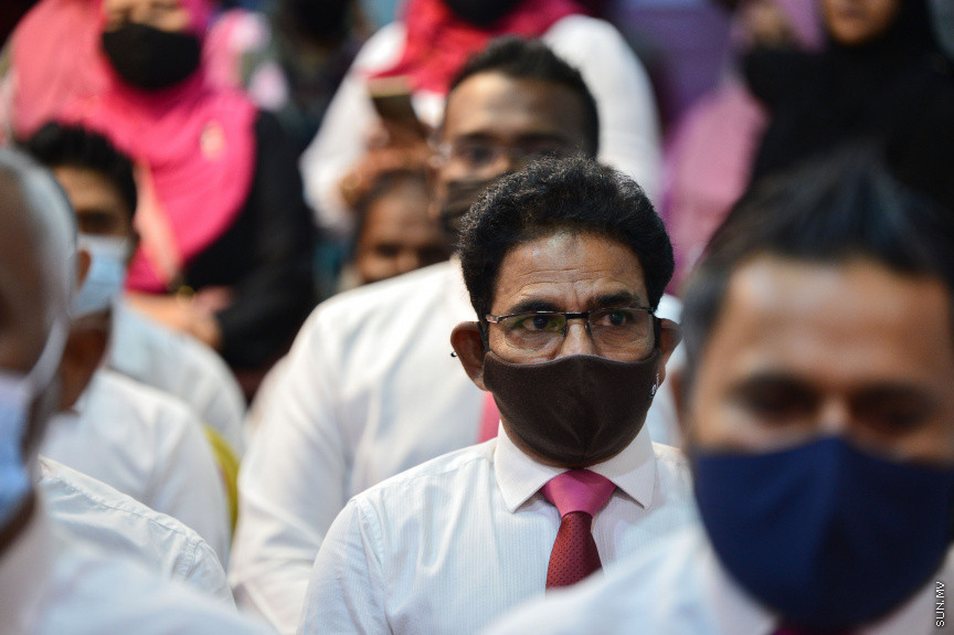 ޖުލައި 19، 2021: ކުރީގެ ކޮމިއުނިކޭޝަން މިނިސްޓަރު މުހައްމަދު މަލީހު ޖަމާލާއި ތުލުސްދޫ ދާއިރާގެ ކުރީގެ މެމްބަރު އަދި މަޝްހޫރު ގާނޫނީ ވަކީލު މުހައްމަދު ވަހީދު އިބްރާހިމް( ލޯޔަރު ވައްޑެ) އާއި ހެންވޭރު ދެކުނު ދާއިރާގެ ކުރީގެ މެމްބަރު މުހައްމަދު އަބްދުލް ކަރީމް (ރުކުމާ) މިރޭ ޕީޕީއެމަށް ސޮއިކުރުމަށް ބޭއްވި ހަފްލާގެ ތެރެއިން -- ސަން ފޮޓޯ/ ފަޔާޒު މޫސާ