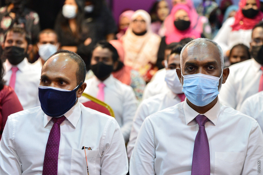 ޖުލައި 19، 2021: ކުރީގެ ކޮމިއުނިކޭޝަން މިނިސްޓަރު މުހައްމަދު މަލީހު ޖަމާލާއި ތުލުސްދޫ ދާއިރާގެ ކުރީގެ މެމްބަރު އަދި މަޝްހޫރު ގާނޫނީ ވަކީލު މުހައްމަދު ވަހީދު އިބްރާހިމް( ލޯޔަރު ވައްޑެ) އާއި ހެންވޭރު ދެކުނު ދާއިރާގެ ކުރީގެ މެމްބަރު މުހައްމަދު އަބްދުލް ކަރީމް (ރުކުމާ) މިރޭ ޕީޕީއެމަށް ސޮއިކުރުމަށް ބޭއްވި ހަފްލާގެ ތެރެއިން -- ސަން ފޮޓޯ/ ފަޔާޒު މޫސާ