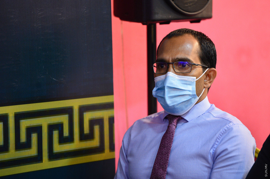 ޖުލައި 19، 2021: ކުރީގެ ކޮމިއުނިކޭޝަން މިނިސްޓަރު މުހައްމަދު މަލީހު ޖަމާލާއި ތުލުސްދޫ ދާއިރާގެ ކުރީގެ މެމްބަރު އަދި މަޝްހޫރު ގާނޫނީ ވަކީލު މުހައްމަދު ވަހީދު އިބްރާހިމް( ލޯޔަރު ވައްޑެ) އާއި ހެންވޭރު ދެކުނު ދާއިރާގެ ކުރީގެ މެމްބަރު މުހައްމަދު އަބްދުލް ކަރީމް (ރުކުމާ) މިރޭ ޕީޕީއެމަށް ސޮއިކުރުމަށް ބޭއްވި ހަފްލާގެ ތެރެއިން -- ސަން ފޮޓޯ/ ފަޔާޒު މޫސާ