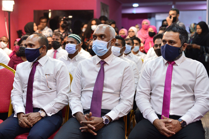 ޖުލައި 19، 2021: ކުރީގެ ކޮމިއުނިކޭޝަން މިނިސްޓަރު މުހައްމަދު މަލީހު ޖަމާލާއި ތުލުސްދޫ ދާއިރާގެ ކުރީގެ މެމްބަރު އަދި މަޝްހޫރު ގާނޫނީ ވަކީލު މުހައްމަދު ވަހީދު އިބްރާހިމް( ލޯޔަރު ވައްޑެ) އާއި ހެންވޭރު ދެކުނު ދާއިރާގެ ކުރީގެ މެމްބަރު މުހައްމަދު އަބްދުލް ކަރީމް (ރުކުމާ) މިރޭ ޕީޕީއެމަށް ސޮއިކުރުމަށް ބޭއްވި ހަފްލާގެ ތެރެއިން -- ސަން ފޮޓޯ/ ފަޔާޒު މޫސާ