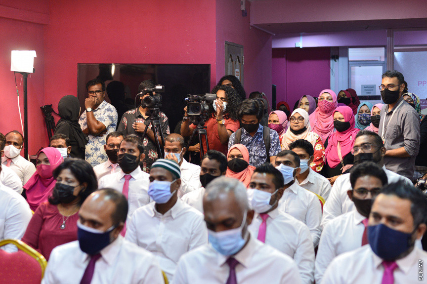 ޖުލައި 19، 2021: ކުރީގެ ކޮމިއުނިކޭޝަން މިނިސްޓަރު މުހައްމަދު މަލީހު ޖަމާލާއި ތުލުސްދޫ ދާއިރާގެ ކުރީގެ މެމްބަރު އަދި މަޝްހޫރު ގާނޫނީ ވަކީލު މުހައްމަދު ވަހީދު އިބްރާހިމް( ލޯޔަރު ވައްޑެ) އާއި ހެންވޭރު ދެކުނު ދާއިރާގެ ކުރީގެ މެމްބަރު މުހައްމަދު އަބްދުލް ކަރީމް (ރުކުމާ) މިރޭ ޕީޕީއެމަށް ސޮއިކުރުމަށް ބޭއްވި ހަފްލާގެ ތެރެއިން -- ސަން ފޮޓޯ/ ފަޔާޒު މޫސާ