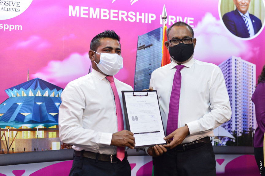 ޖުލައި 19، 2021: ކުރީގެ ކޮމިއުނިކޭޝަން މިނިސްޓަރު މުހައްމަދު މަލީހު ޖަމާލާއި ތުލުސްދޫ ދާއިރާގެ ކުރީގެ މެމްބަރު އަދި މަޝްހޫރު ގާނޫނީ ވަކީލު މުހައްމަދު ވަހީދު އިބްރާހިމް( ލޯޔަރު ވައްޑެ) އާއި ހެންވޭރު ދެކުނު ދާއިރާގެ ކުރީގެ މެމްބަރު މުހައްމަދު އަބްދުލް ކަރީމް (ރުކުމާ) މިރޭ ޕީޕީއެމަށް ސޮއިކުރުމަށް ބޭއްވި ހަފްލާގެ ތެރެއިން -- ސަން ފޮޓޯ/ ފަޔާޒު މޫސާ