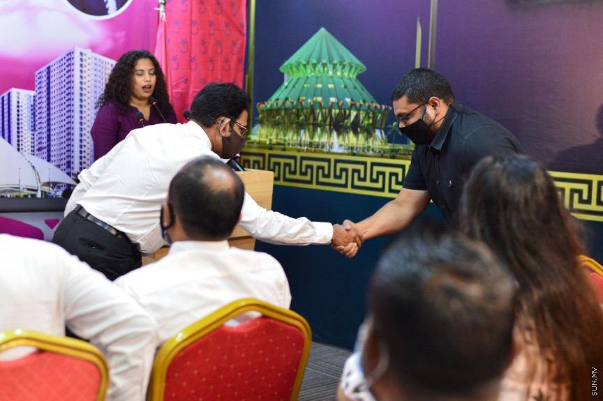 ޖުލައި 19، 2021: ކުރީގެ ކޮމިއުނިކޭޝަން މިނިސްޓަރު މުހައްމަދު މަލީހު ޖަމާލާއި ތުލުސްދޫ ދާއިރާގެ ކުރީގެ މެމްބަރު އަދި މަޝްހޫރު ގާނޫނީ ވަކީލު މުހައްމަދު ވަހީދު އިބްރާހިމް( ލޯޔަރު ވައްޑެ) އާއި ހެންވޭރު ދެކުނު ދާއިރާގެ ކުރީގެ މެމްބަރު މުހައްމަދު އަބްދުލް ކަރީމް (ރުކުމާ) މިރޭ ޕީޕީއެމަށް ސޮއިކުރުމަށް ބޭއްވި ހަފްލާގެ ތެރެއިން -- ސަން ފޮޓޯ/ ފަޔާޒު މޫސާ