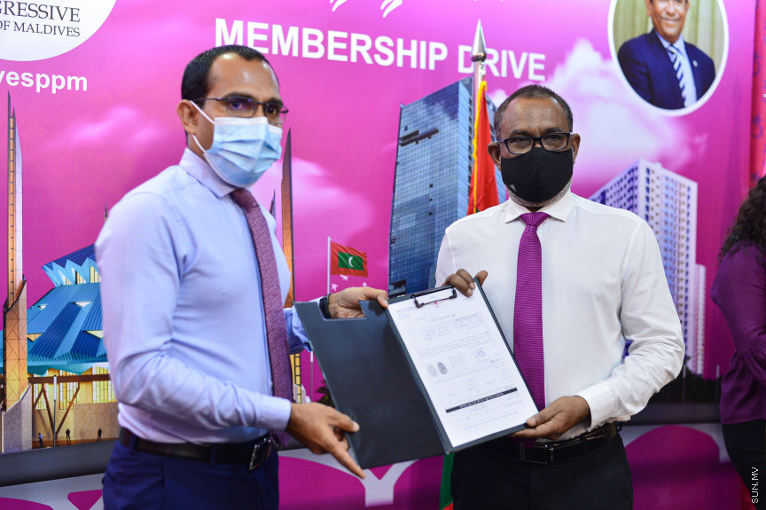 ޖުލައި 19، 2021: ކުރީގެ ކޮމިއުނިކޭޝަން މިނިސްޓަރު މުހައްމަދު މަލީހު ޖަމާލާއި ތުލުސްދޫ ދާއިރާގެ ކުރީގެ މެމްބަރު އަދި މަޝްހޫރު ގާނޫނީ ވަކީލު މުހައްމަދު ވަހީދު އިބްރާހިމް( ލޯޔަރު ވައްޑެ) އާއި ހެންވޭރު ދެކުނު ދާއިރާގެ ކުރީގެ މެމްބަރު މުހައްމަދު އަބްދުލް ކަރީމް (ރުކުމާ) މިރޭ ޕީޕީއެމަށް ސޮއިކުރުމަށް ބޭއްވި ހަފްލާގެ ތެރެއިން -- ސަން ފޮޓޯ/ ފަޔާޒު މޫސާ