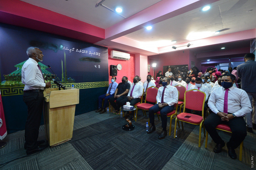 ޖުލައި 19، 2021: ކުރީގެ ކޮމިއުނިކޭޝަން މިނިސްޓަރު މުހައްމަދު މަލީހު ޖަމާލާއި ތުލުސްދޫ ދާއިރާގެ ކުރީގެ މެމްބަރު އަދި މަޝްހޫރު ގާނޫނީ ވަކީލު މުހައްމަދު ވަހީދު އިބްރާހިމް( ލޯޔަރު ވައްޑެ) އާއި ހެންވޭރު ދެކުނު ދާއިރާގެ ކުރީގެ މެމްބަރު މުހައްމަދު އަބްދުލް ކަރީމް (ރުކުމާ) މިރޭ ޕީޕީއެމަށް ސޮއިކުރުމަށް ބޭއްވި ހަފްލާގެ ތެރެއިން -- ސަން ފޮޓޯ/ ފަޔާޒު މޫސާ