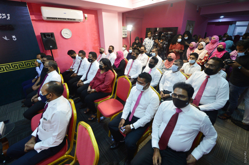 ޖުލައި 19، 2021: ކުރީގެ ކޮމިއުނިކޭޝަން މިނިސްޓަރު މުހައްމަދު މަލީހު ޖަމާލާއި ތުލުސްދޫ ދާއިރާގެ ކުރީގެ މެމްބަރު އަދި މަޝްހޫރު ގާނޫނީ ވަކީލު މުހައްމަދު ވަހީދު އިބްރާހިމް( ލޯޔަރު ވައްޑެ) އާއި ހެންވޭރު ދެކުނު ދާއިރާގެ ކުރީގެ މެމްބަރު މުހައްމަދު އަބްދުލް ކަރީމް (ރުކުމާ) މިރޭ ޕީޕީއެމަށް ސޮއިކުރުމަށް ބޭއްވި ހަފްލާގެ ތެރެއިން -- ސަން ފޮޓޯ/ ފަޔާޒު މޫސާ