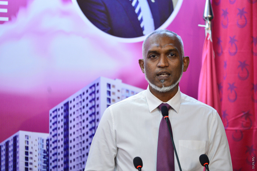 ޖުލައި 19، 2021: ކުރީގެ ކޮމިއުނިކޭޝަން މިނިސްޓަރު މުހައްމަދު މަލީހު ޖަމާލާއި ތުލުސްދޫ ދާއިރާގެ ކުރީގެ މެމްބަރު އަދި މަޝްހޫރު ގާނޫނީ ވަކީލު މުހައްމަދު ވަހީދު އިބްރާހިމް( ލޯޔަރު ވައްޑެ) އާއި ހެންވޭރު ދެކުނު ދާއިރާގެ ކުރީގެ މެމްބަރު މުހައްމަދު އަބްދުލް ކަރީމް (ރުކުމާ) މިރޭ ޕީޕީއެމަށް ސޮއިކުރުމަށް ބޭއްވި ހަފްލާގެ ތެރެއިން -- ސަން ފޮޓޯ/ ފަޔާޒު މޫސާޖުލައި 19، 2021: ކުރީގެ ކޮމިއުނިކޭޝަން މިނިސްޓަރު މުހައްމަދު މަލީހު ޖަމާލާއި ތުލުސްދޫ ދާއިރާގެ ކުރީގެ މެމްބަރު އަދި މަޝްހޫރު ގާނޫނީ ވަކީލު މުހައްމަދު ވަހީދު އިބްރާހިމް( ލޯޔަރު ވައްޑެ) އާއި ހެންވޭރު ދެކުނު ދާއިރާގެ ކުރީގެ މެމްބަރު މުހައްމަދު އަބްދުލް ކަރީމް (ރުކުމާ) މިރޭ ޕީޕީއެމަށް ސޮއިކުރުމަށް ބޭއްވި ހަފްލާގެ ތެރެއިން -- ސަން ފޮޓޯ/ ފަޔާޒު މޫސާ