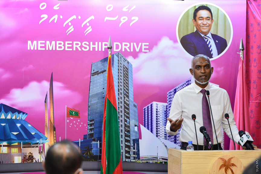 ޖުލައި 19، 2021: ކުރީގެ ކޮމިއުނިކޭޝަން މިނިސްޓަރު މުހައްމަދު މަލީހު ޖަމާލާއި ތުލުސްދޫ ދާއިރާގެ ކުރީގެ މެމްބަރު އަދި މަޝްހޫރު ގާނޫނީ ވަކީލު މުހައްމަދު ވަހީދު އިބްރާހިމް( ލޯޔަރު ވައްޑެ) އާއި ހެންވޭރު ދެކުނު ދާއިރާގެ ކުރީގެ މެމްބަރު މުހައްމަދު އަބްދުލް ކަރީމް (ރުކުމާ) މިރޭ ޕީޕީއެމަށް ސޮއިކުރުމަށް ބޭއްވި ހަފްލާގެ ތެރެއިން -- ސަން ފޮޓޯ/ ފަޔާޒު މޫސާ